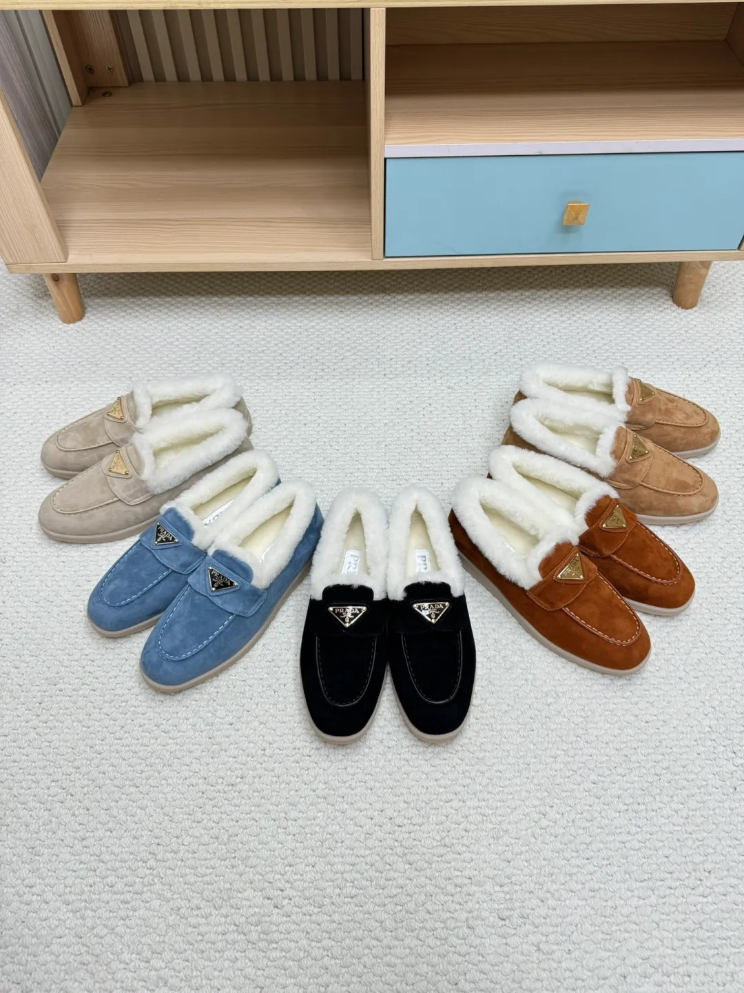 p580 Prada couple loafers｜Winter warmth and good looks at the same time online❄️👫 This is the C position of the shoe cabinet this autumn and winter! Prada's new couple's loafers are high-end yet still stylish~ ✨Imported frosted cowhide fabric, exquisite texture and high-end at first glance 🐑Australian imported sheepskin fur integrated lining, maximum warmth retention! It is also super warm to wear in winter in the north. 🔺The classic triangle logo embellishes the upper, which is simple and elegant, with perfect recognition. 💯Original TPU absorbent film outsole, non-slip, wear-resistant and durable. A must-have item for couples to go out on the street! The upper foot instantly enhances the overall outfit level, whether it is paired with a coat or a down jacket, it looks great ~ #Prada Loafers #coupleshoesrecommend #wintermusthaveshoes #luxurywear Outfit Fabric: Imported two-layer frosted cowhide Lining: Sheepskin imported from Australia One piece Outsole: Original Tpu absorbent film outsole Female size: 35~41 (customized in 41) Male size: 39~45 (customized in 45)